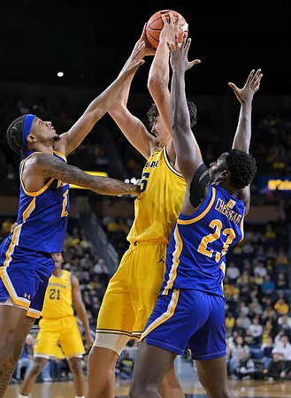 Morez Johnson Jr. (21) and Aday Mara (15)