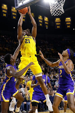 Morez Johnson Jr. (21) and Yaxel Lendeborg (23)