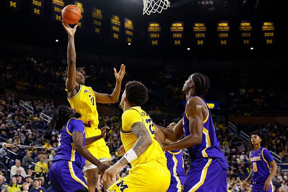 Morez Johnson Jr. (21) and Yaxel Lendeborg (23)