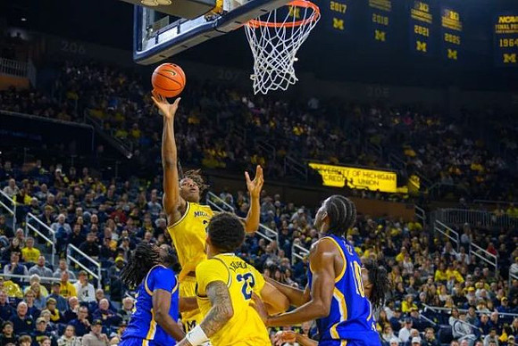 Morez Johnson Jr. (21) and Yaxel Lendeborg (23)