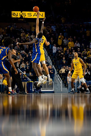 Aday Mara (15) and Nimari Burnett (4)