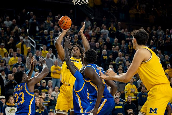 Morez Johnson Jr. (21) and Aday Mara (15)