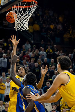 Morez Johnson Jr. (21) and Aday Mara (15)