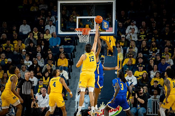 Morez Johnson Jr. (21), Nimari Burnett (4), Aday Mara (15), and Elliot Cadeau (3)