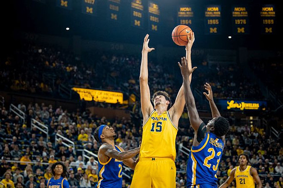 Aday Mara (15) and Morez Johnson Jr. (21)