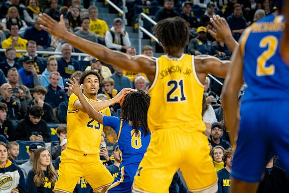 Yaxel Lendeborg (23) and Morez Johnson Jr. (21)