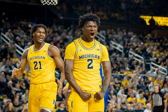 Morez Johnson Jr. (21) and L.J. Cason (2)