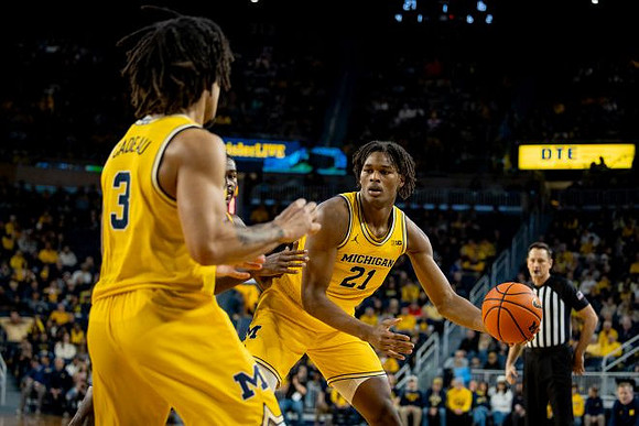 Elliot Cadeau (3) and Morez Johnson Jr. (21)