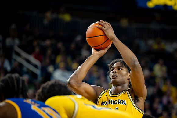 Morez Johnson Jr. (21) and Yaxel Lendeborg (23)