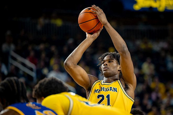 Morez Johnson Jr. (21) and Yaxel Lendeborg (23)