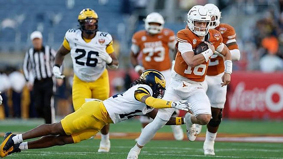 Rayshaun Benny (26) and Jordan Young (14)