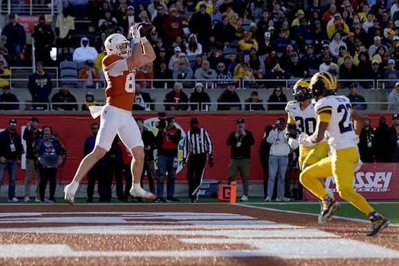 Jimmy Rolder (30) and Elijah Dotson (22)