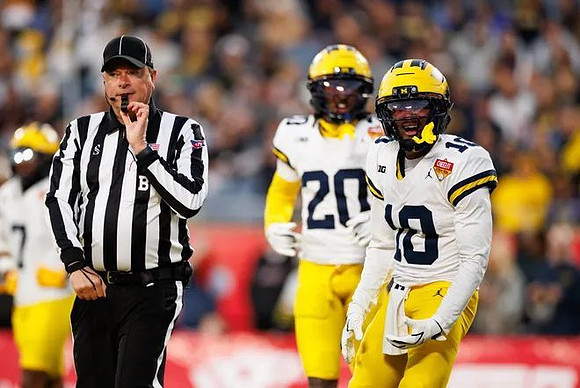 Jyaire Hill (20) and Zeke Berry (10)