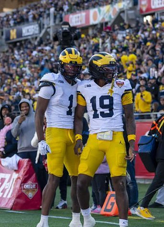 Donaven McCulley (1) and Bryce Underwood (19)