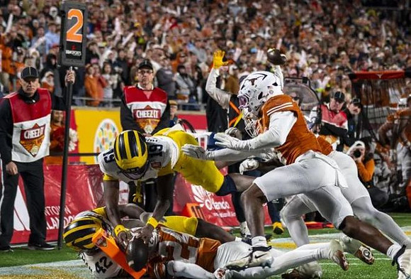 Bryce Underwood (19) and Jalen Hoffman (42)