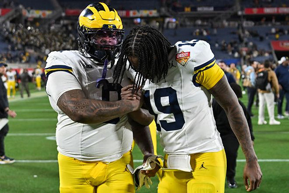 Tré Williams (0) and Bryce Underwood (19)