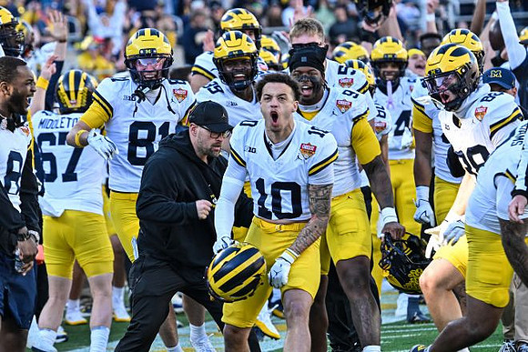 Kendrick Bell (10) and Michigan Team