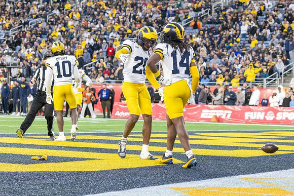 Zeke Berry (10), Jyaire Hill (20), and Jordan Young (14)