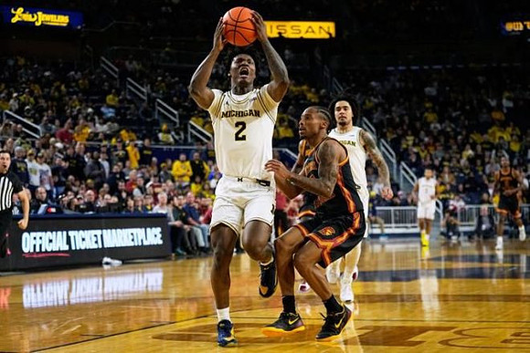 L.J. Cason (2) and Elliot Cadeau (3)