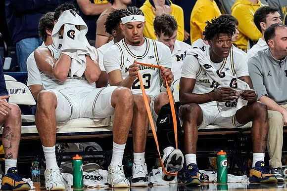 Yaxel Lendeborg (23) and L.J. Cason (2)