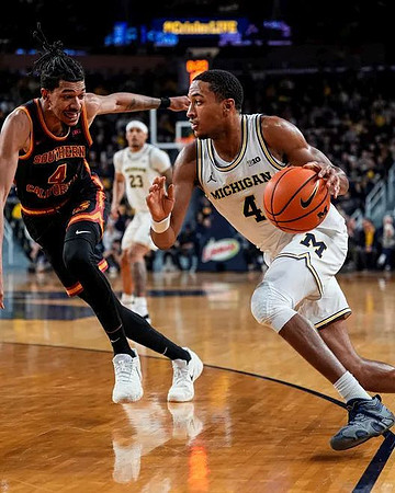 Nimari Burnett (4) and Yaxel Lendeborg (23)