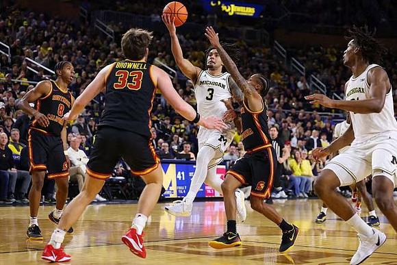 Elliot Cadeau (3) and Morez Johnson Jr. (21)