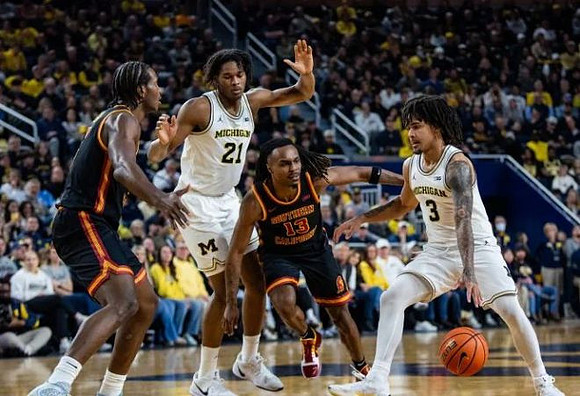Morez Johnson Jr. (21) and Elliot Cadeau (3)