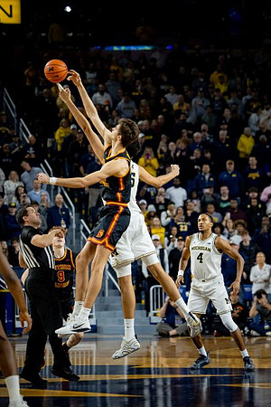 Aday Mara (15) and Nimari Burnett (4)