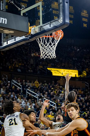 Morez Johnson Jr. (21) and Elliot Cadeau (3)