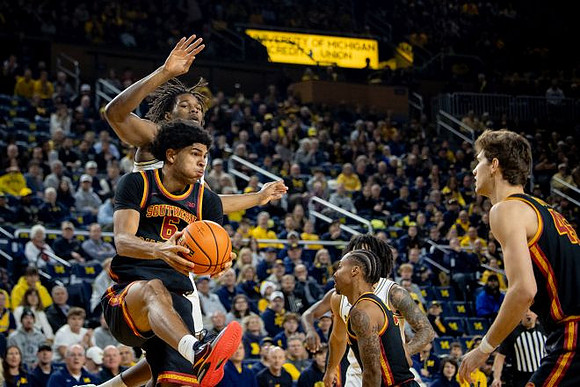 Morez Johnson Jr. (21) and Elliot Cadeau (3)