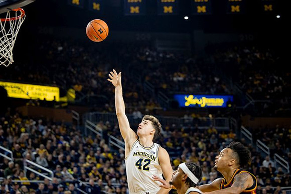 Will Tschetter (42) and Roddy Gayle Jr. (11)