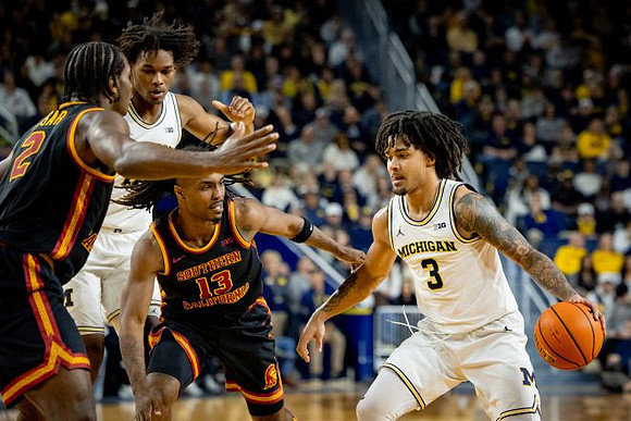 Morez Johnson Jr. (21) and Elliot Cadeau (3)