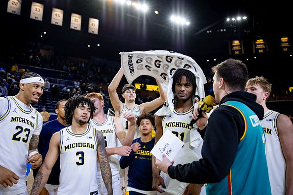 Morez Johnson Jr. (21) and Michigan Team