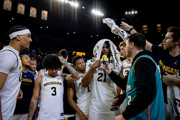 Morez Johnson Jr. (21) and Michigan Team