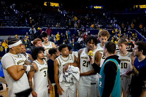 Morez Johnson Jr. (21) and Michigan Team