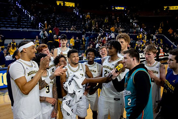 Morez Johnson Jr. (21) and Michigan Team