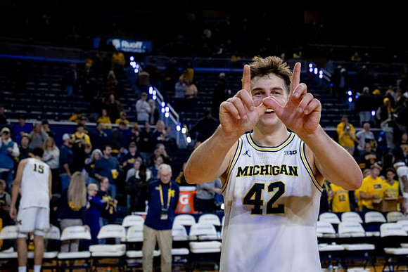 Will Tschetter (42) and Aday Mara (15)