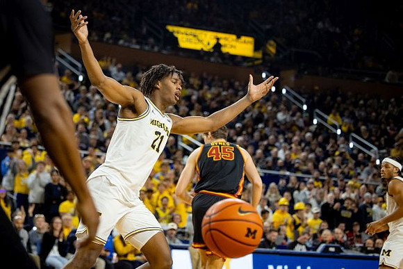 Morez Johnson Jr. (21) and Roddy Gayle Jr. (11)