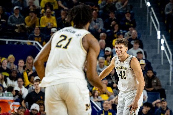 Morez Johnson Jr. (21) and Will Tschetter (42)