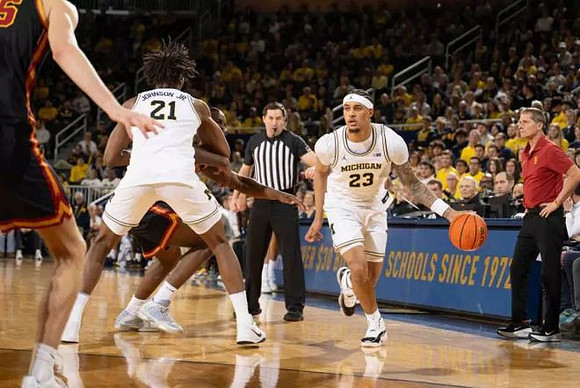 Morez Johnson Jr. (21) and Yaxel Lendeborg (23)