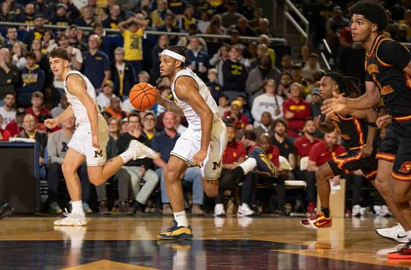 Will Tschetter (42) and Roddy Gayle Jr. (11)