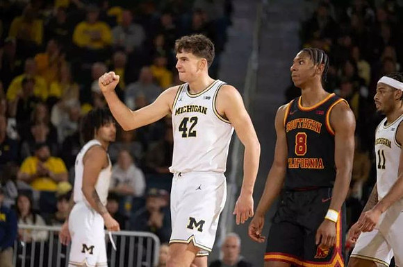 Elliot Cadeau (3), Will Tschetter (42), and Roddy Gayle Jr. (11)