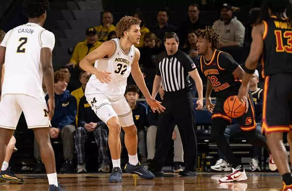 L.J. Cason (2) and Malick Kordel (32)