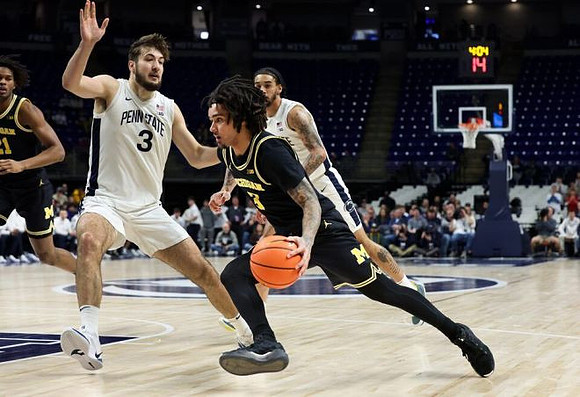 Morez Johnson Jr. (21) and Elliot Cadeau (3)