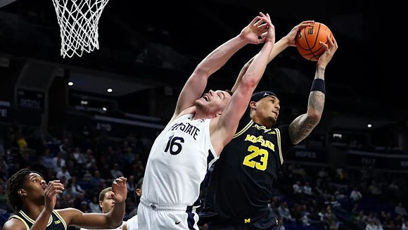 Morez Johnson Jr. (21) and Yaxel Lendeborg (23)