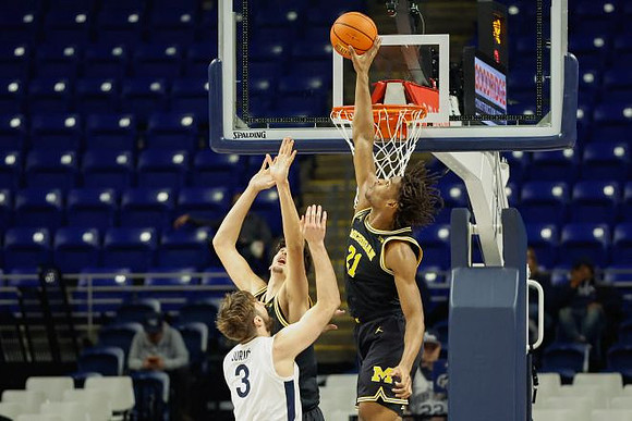 Aday Mara (15) and Morez Johnson Jr. (21)