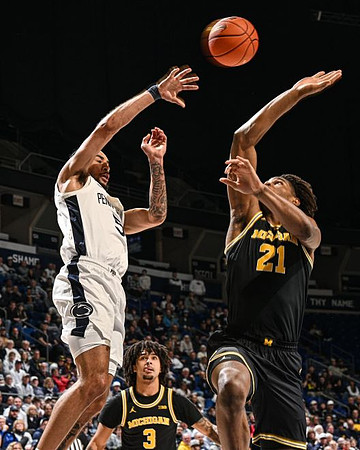 Elliot Cadeau (3) and Morez Johnson Jr. (21)