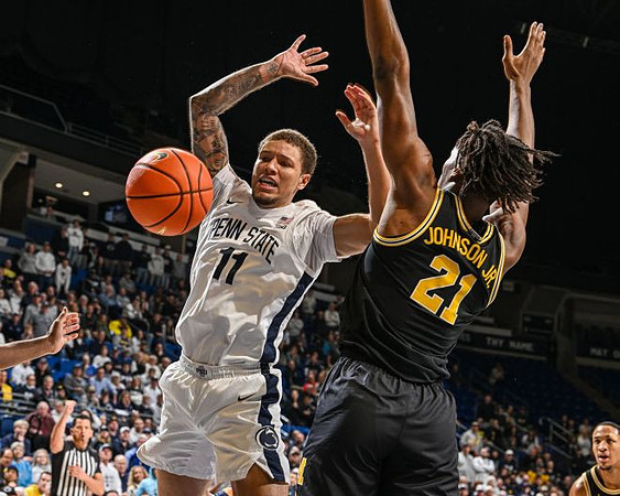 Morez Johnson Jr. (21) and Nimari Burnett (4)