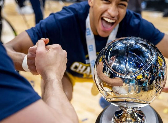 Nimari Burnett (4) and Big Ten Tournament Championship Trophy