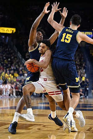 Morez Johnson Jr. (21) and Aday Mara (15)
